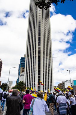 Bogotta, Kolombiya - 26 Eylül 2022. Gustavo Petro hükümetine karşı Bogota Kolombiya 'da La Marcha de la mayor adlı barışçıl protesto yürüyüşleri. Yeni Kolombiya hükümetinin yasa reformlarına karşı yürüdü.