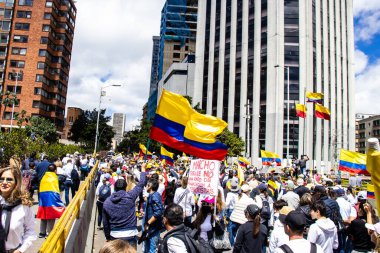 Bogotta, Kolombiya - 26 Eylül 2022. Gustavo Petro hükümetine karşı Bogota Kolombiya 'da La Marcha de la mayor adlı barışçıl protesto yürüyüşleri. Yeni Kolombiya hükümetinin yasa reformlarına karşı yürüdü.
