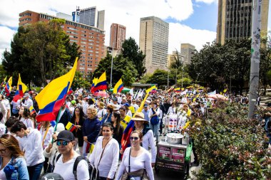 Bogotta, Kolombiya - 26 Eylül 2022. Gustavo Petro hükümetine karşı Bogota Kolombiya 'da La Marcha de la mayor adlı barışçıl protesto yürüyüşleri. Yeni Kolombiya hükümetinin yasa reformlarına karşı yürüdü.