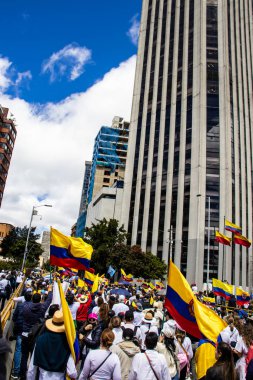 Bogotta, Kolombiya - 26 Eylül 2022. Gustavo Petro hükümetine karşı Bogota Kolombiya 'da La Marcha de la mayor adlı barışçıl protesto yürüyüşleri. Yeni Kolombiya hükümetinin yasa reformlarına karşı yürüdü.