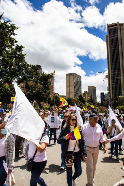 Bogotta, Kolombiya - 26 Eylül 2022. Gustavo Petro hükümetine karşı Bogota Kolombiya 'da La Marcha de la mayor adlı barışçıl protesto yürüyüşleri. Yeni Kolombiya hükümetinin yasa reformlarına karşı yürüdü.