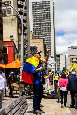 Bogotta, Kolombiya - 26 Eylül 2022. Gustavo Petro hükümetine karşı Bogota Kolombiya 'da La Marcha de la mayor adlı barışçıl protesto yürüyüşleri. Yeni Kolombiya hükümetinin yasa reformlarına karşı yürüdü.