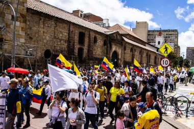 Bogotta, Kolombiya - 26 Eylül 2022. Gustavo Petro hükümetine karşı Bogota Kolombiya 'da La Marcha de la mayor adlı barışçıl protesto yürüyüşleri. Yeni Kolombiya hükümetinin yasa reformlarına karşı yürüdü.