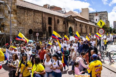 Bogotta, Kolombiya - 26 Eylül 2022. Gustavo Petro hükümetine karşı Bogota Kolombiya 'da La Marcha de la mayor adlı barışçıl protesto yürüyüşleri. Yeni Kolombiya hükümetinin yasa reformlarına karşı yürüdü.
