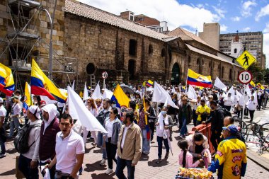 Bogotta, Kolombiya - 26 Eylül 2022. Gustavo Petro hükümetine karşı Bogota Kolombiya 'da La Marcha de la mayor adlı barışçıl protesto yürüyüşleri. Yeni Kolombiya hükümetinin yasa reformlarına karşı yürüdü.