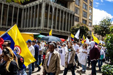 Bogotta, Kolombiya - 26 Eylül 2022. Gustavo Petro hükümetine karşı Bogota Kolombiya 'da La Marcha de la mayor adlı barışçıl protesto yürüyüşleri. Yeni Kolombiya hükümetinin yasa reformlarına karşı yürüdü.