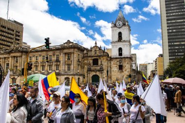 Bogotta, Kolombiya - 26 Eylül 2022. Gustavo Petro hükümetine karşı Bogota Kolombiya 'da La Marcha de la mayor adlı barışçıl protesto yürüyüşleri. Yeni Kolombiya hükümetinin yasa reformlarına karşı yürüdü.