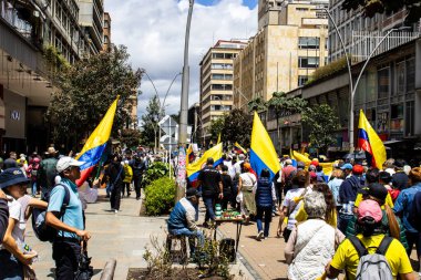 Bogotta, Kolombiya - 26 Eylül 2022. Gustavo Petro hükümetine karşı Bogota Kolombiya 'da La Marcha de la mayor adlı barışçıl protesto yürüyüşleri. Yeni Kolombiya hükümetinin yasa reformlarına karşı yürüdü.
