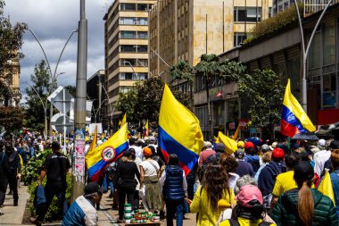 Bogotta, Kolombiya - 26 Eylül 2022. Gustavo Petro hükümetine karşı Bogota Kolombiya 'da La Marcha de la mayor adlı barışçıl protesto yürüyüşleri. Yeni Kolombiya hükümetinin yasa reformlarına karşı yürüdü.