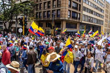 Bogotta, Kolombiya - 26 Eylül 2022. Gustavo Petro hükümetine karşı Bogota Kolombiya 'da La Marcha de la mayor adlı barışçıl protesto yürüyüşleri. Yeni Kolombiya hükümetinin yasa reformlarına karşı yürüdü.