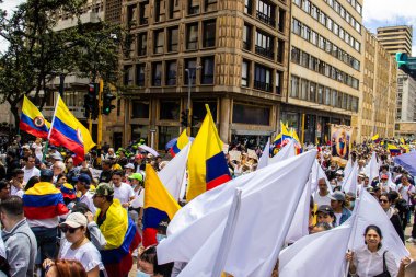 Bogotta, Kolombiya - 26 Eylül 2022. Gustavo Petro hükümetine karşı Bogota Kolombiya 'da La Marcha de la mayor adlı barışçıl protesto yürüyüşleri. Yeni Kolombiya hükümetinin yasa reformlarına karşı yürüdü.