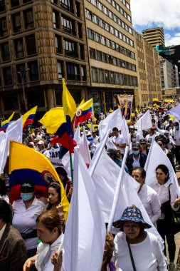 Bogotta, Kolombiya - 26 Eylül 2022. Gustavo Petro hükümetine karşı Bogota Kolombiya 'da La Marcha de la mayor adlı barışçıl protesto yürüyüşleri. Yeni Kolombiya hükümetinin yasa reformlarına karşı yürüdü.