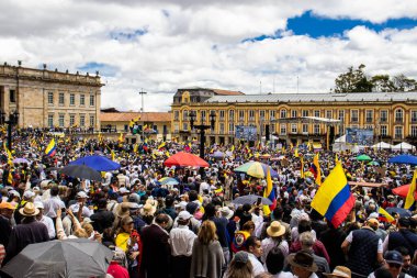 Bogotta, Kolombiya - 26 Eylül 2022. Gustavo Petro hükümetine karşı Bogota Kolombiya 'da La Marcha de la mayor adlı barışçıl protesto yürüyüşleri. Yeni Kolombiya hükümetinin yasa reformlarına karşı yürüdü.