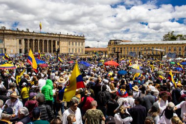 Bogotta, Kolombiya - 26 Eylül 2022. Gustavo Petro hükümetine karşı Bogota Kolombiya 'da La Marcha de la mayor adlı barışçıl protesto yürüyüşleri. Yeni Kolombiya hükümetinin yasa reformlarına karşı yürüdü.
