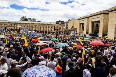 Bogotta, Kolombiya - 26 Eylül 2022. Gustavo Petro hükümetine karşı Bogota Kolombiya 'da La Marcha de la mayor adlı barışçıl protesto yürüyüşleri. Yeni Kolombiya hükümetinin yasa reformlarına karşı yürüdü.