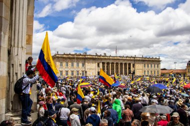 Bogotta, Kolombiya - 26 Eylül 2022. Gustavo Petro hükümetine karşı Bogota Kolombiya 'da La Marcha de la mayor adlı barışçıl protesto yürüyüşleri. Yeni Kolombiya hükümetinin yasa reformlarına karşı yürüdü.