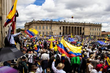 Bogotta, Kolombiya - 26 Eylül 2022. Gustavo Petro hükümetine karşı Bogota Kolombiya 'da La Marcha de la mayor adlı barışçıl protesto yürüyüşleri. Yeni Kolombiya hükümetinin yasa reformlarına karşı yürüdü.