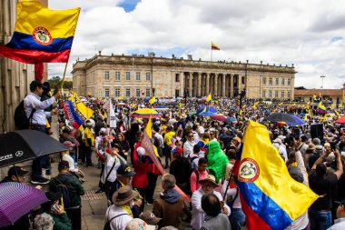 Bogotta, Kolombiya - 26 Eylül 2022. Gustavo Petro hükümetine karşı Bogota Kolombiya 'da La Marcha de la mayor adlı barışçıl protesto yürüyüşleri. Yeni Kolombiya hükümetinin yasa reformlarına karşı yürüdü.
