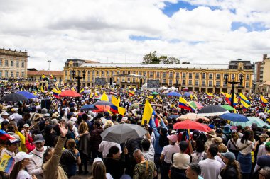 Bogotta, Kolombiya - 26 Eylül 2022. Gustavo Petro hükümetine karşı Bogota Kolombiya 'da La Marcha de la mayor adlı barışçıl protesto yürüyüşleri. Yeni Kolombiya hükümetinin yasa reformlarına karşı yürüdü.