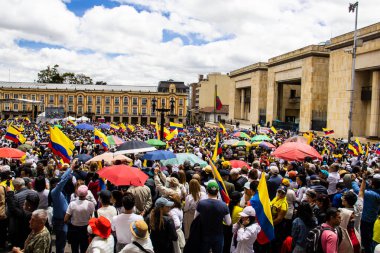 Bogotta, Kolombiya - 26 Eylül 2022. Gustavo Petro hükümetine karşı Bogota Kolombiya 'da La Marcha de la mayor adlı barışçıl protesto yürüyüşleri. Yeni Kolombiya hükümetinin yasa reformlarına karşı yürüdü.