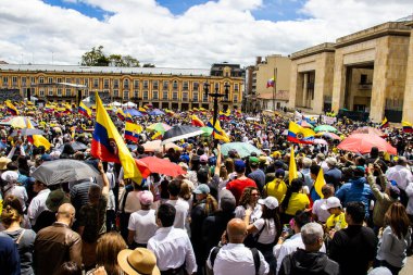 Bogotta, Kolombiya - 26 Eylül 2022. Gustavo Petro hükümetine karşı Bogota Kolombiya 'da La Marcha de la mayor adlı barışçıl protesto yürüyüşleri. Yeni Kolombiya hükümetinin yasa reformlarına karşı yürüdü.