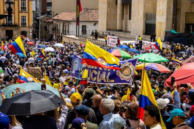 Bogotta, Kolombiya - 26 Eylül 2022. Gustavo Petro hükümetine karşı Bogota Kolombiya 'da La Marcha de la mayor adlı barışçıl protesto yürüyüşleri. Yeni Kolombiya hükümetinin yasa reformlarına karşı yürüdü.