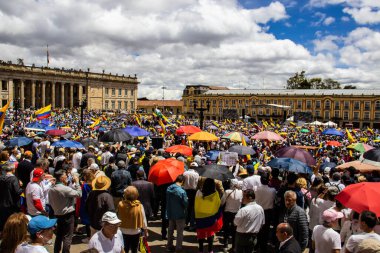 Bogotta, Kolombiya - 26 Eylül 2022. Gustavo Petro hükümetine karşı Bogota Kolombiya 'da La Marcha de la mayor adlı barışçıl protesto yürüyüşleri. Yeni Kolombiya hükümetinin yasa reformlarına karşı yürüdü.