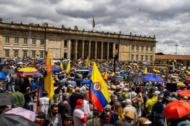 Bogotta, Kolombiya - 26 Eylül 2022. Gustavo Petro hükümetine karşı Bogota Kolombiya 'da La Marcha de la mayor adlı barışçıl protesto yürüyüşleri. Yeni Kolombiya hükümetinin yasa reformlarına karşı yürüdü.