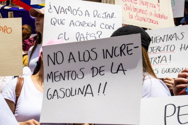 Bogotta, Kolombiya - 26 Eylül 2022. Gustavo Petro hükümetine karşı Bogota Kolombiya 'da La Marcha de la mayor adlı barışçıl protesto yürüyüşleri. Yeni Kolombiya hükümetinin yasa reformlarına karşı yürüdü.