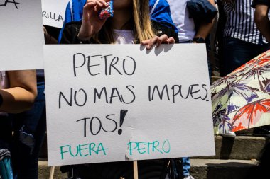 Bogotta, Kolombiya - 26 Eylül 2022. Gustavo Petro hükümetine karşı Bogota Kolombiya 'da La Marcha de la mayor adlı barışçıl protesto yürüyüşleri. Yeni Kolombiya hükümetinin yasa reformlarına karşı yürüdü.