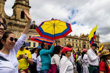 Bogotta, Kolombiya - 26 Eylül 2022. Gustavo Petro hükümetine karşı Bogota Kolombiya 'da La Marcha de la mayor adlı barışçıl protesto yürüyüşleri. Yeni Kolombiya hükümetinin yasa reformlarına karşı yürüdü.