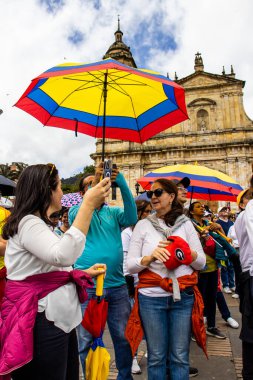 Bogotta, Kolombiya - 26 Eylül 2022. Gustavo Petro hükümetine karşı Bogota Kolombiya 'da La Marcha de la mayor adlı barışçıl protesto yürüyüşleri. Yeni Kolombiya hükümetinin yasa reformlarına karşı yürüdü.