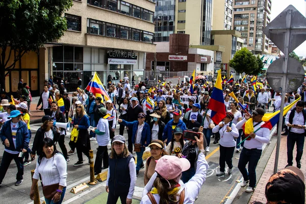 Bogotta, Kolombiya - 26 Eylül 2022. Gustavo Petro hükümetine karşı Bogota Kolombiya 'da barışçıl protesto yürüyüşleri. Yeni Kolombiya hükümetinin yasa reformlarına karşı yürüdü.