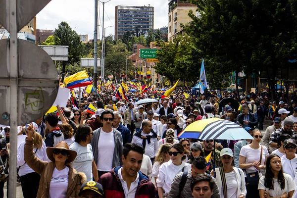 Bogotta, Kolombiya - 26 Eylül 2022. Gustavo Petro hükümetine karşı Bogota Kolombiya 'da barışçıl protesto yürüyüşleri. Yeni Kolombiya hükümetinin yasa reformlarına karşı yürüdü.