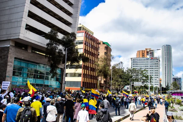 Bogotta, Kolombiya - 26 Eylül 2022. Gustavo Petro hükümetine karşı Bogota Kolombiya 'da barışçıl protesto yürüyüşleri. Yeni Kolombiya hükümetinin yasa reformlarına karşı yürüdü.