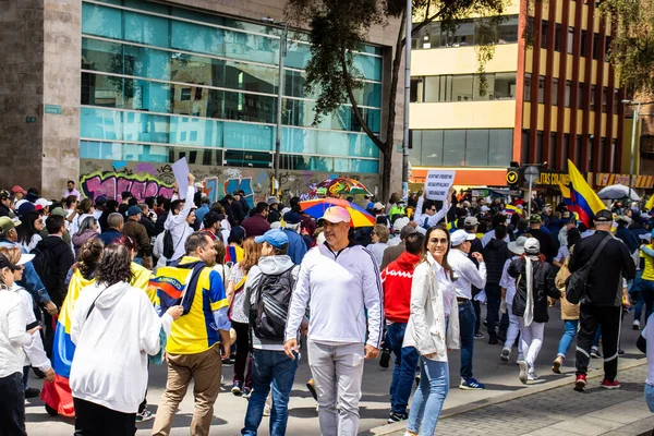 Bogotta, Kolombiya - 26 Eylül 2022. Gustavo Petro hükümetine karşı Bogota Kolombiya 'da barışçıl protesto yürüyüşleri. Yeni Kolombiya hükümetinin yasa reformlarına karşı yürüdü.