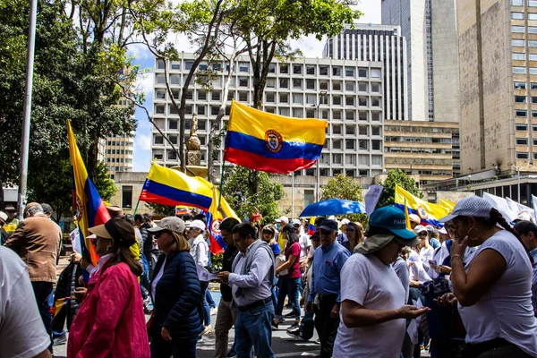Bogotta, Kolombiya - 26 Eylül 2022. Gustavo Petro hükümetine karşı Bogota Kolombiya 'da La Marcha de la mayor adlı barışçıl protesto yürüyüşleri. Yeni Kolombiya hükümetinin yasa reformlarına karşı yürüdü.