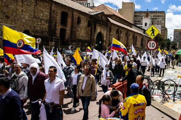 Bogotta, Kolombiya - 26 Eylül 2022. Gustavo Petro hükümetine karşı Bogota Kolombiya 'da La Marcha de la mayor adlı barışçıl protesto yürüyüşleri. Yeni Kolombiya hükümetinin yasa reformlarına karşı yürüdü.
