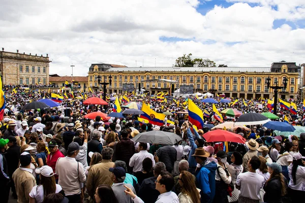 Bogotta, Kolombiya - 26 Eylül 2022. Gustavo Petro hükümetine karşı Bogota Kolombiya 'da La Marcha de la mayor adlı barışçıl protesto yürüyüşleri. Yeni Kolombiya hükümetinin yasa reformlarına karşı yürüdü.
