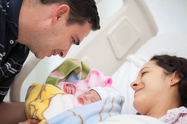 Junge Mutter Und Vater Mit Ihrem Neugeborenen Mädchen Tag Ihrer — Stockfoto