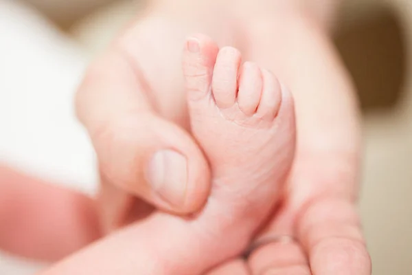 Nahaufnahme Eines Neugeborenen Fußes Und Der Hände Ihres Vaters Tag — Stockfoto