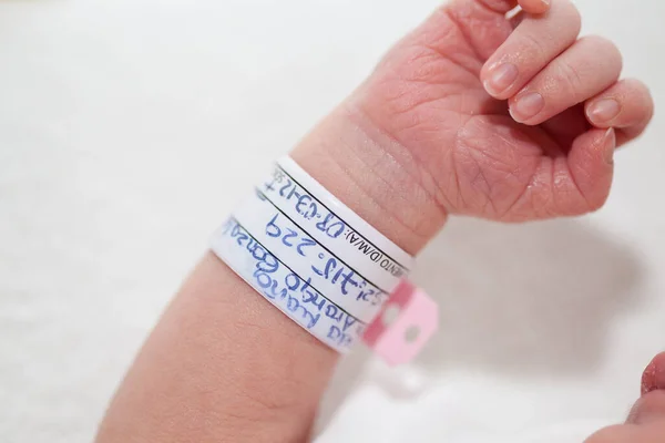 Nahaufnahme Eines Neugeborenen Arms Und Armbands Tag Ihrer Geburt Krankenhaus — Stockfoto