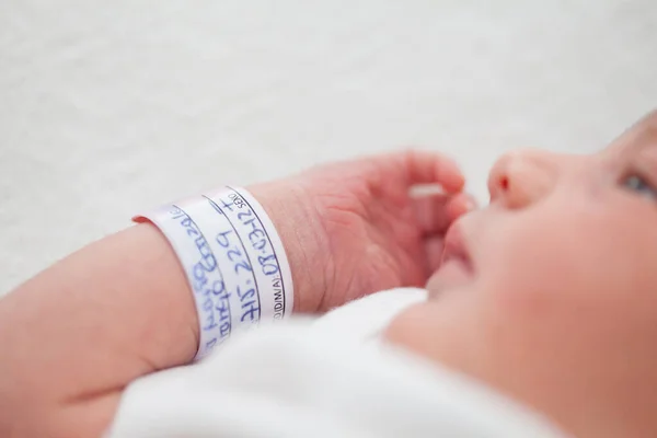 Nahaufnahme Eines Neugeborenen Arms Und Armbands Tag Ihrer Geburt Krankenhaus — Stockfoto