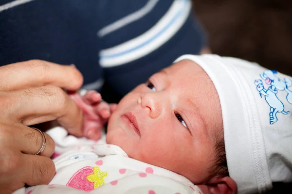 Neugeborenes Mädchen Auf Dem Arm Ihres Vaters Krankenhaus Tag Ihrer — Stockfoto
