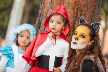 Gerçek aile, Cadılar Bayramı 'nda Kırmızı Başlıklı Kız hikayesinin kostümlerini giyerken eğleniyor..