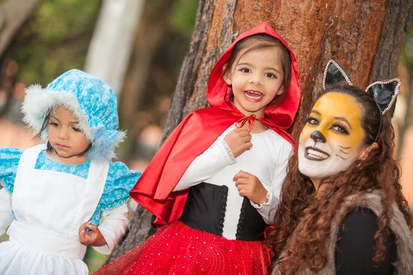 Настоящая Семья Веселится Костюмах Сказки Маленький Красный Капот Хэллоуин — стоковое фото