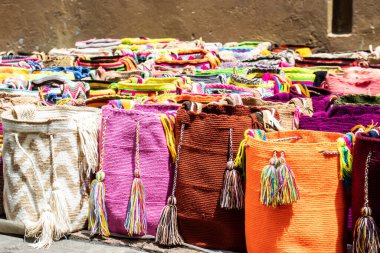 Bogota 'da, Kolombiya' daki Wayuu toplumunun kadınları tarafından örülmüş geleneksel çanta satışı.