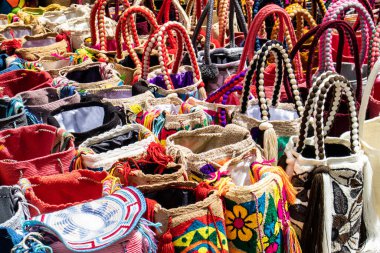 Bogota 'da, Kolombiya' daki Wayuu toplumunun kadınları tarafından örülmüş geleneksel çanta satışı.