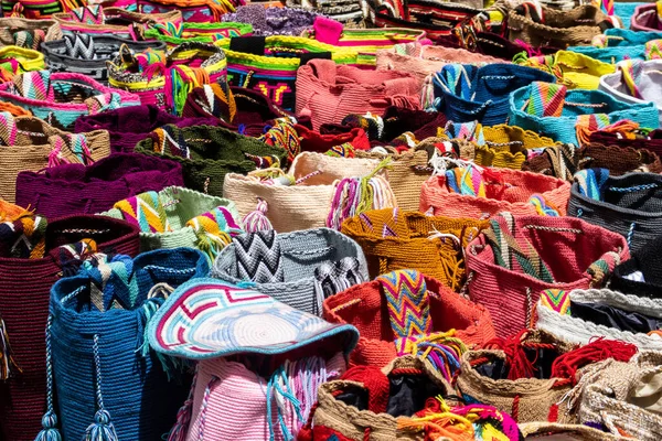 在波哥大街头贩卖哥伦比亚Wayuu社区妇女手工编织的名为Mochilas的传统袋子 — 图库照片
