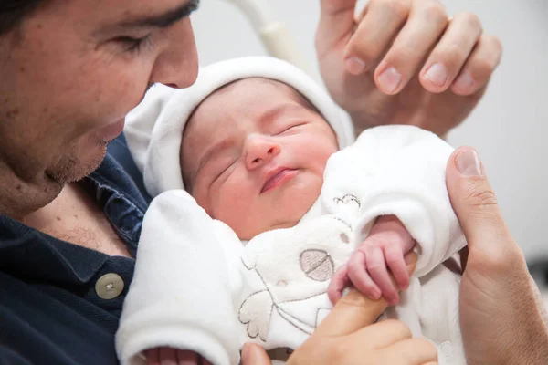 Neugeborenes Mädchen Mit Ihrem Vater Tag Ihrer Geburt Krankenhaus Vaterschaftskonzept — Stockfoto